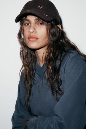 WOOL CAP WITH DOG EMBROIDERY