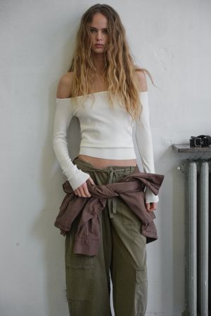 OFF-SHOULDER KNIT TOP