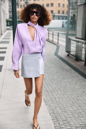 FLOWY SHOULDER PAD BLOUSE