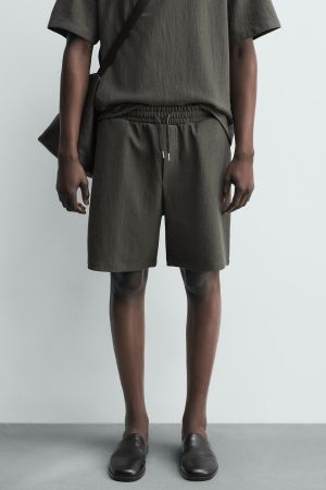 TEXTURED JOGGER SHORTS
