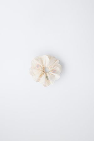 EMBROIDERED FLOWER SCRUNCHIE