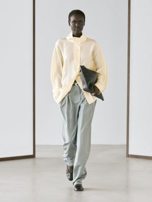 Flowing trousers with darts