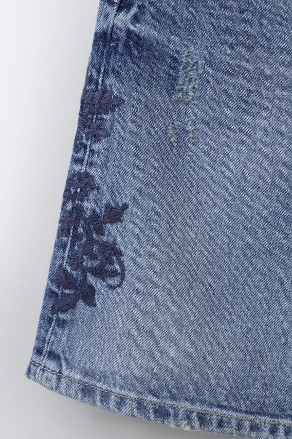 EMBROIDERED RIPPED DENIM SHORTS