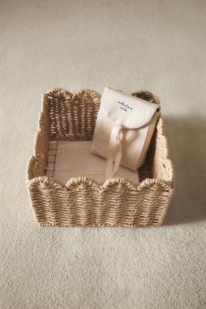 SMALL SCALLOPED BASKET